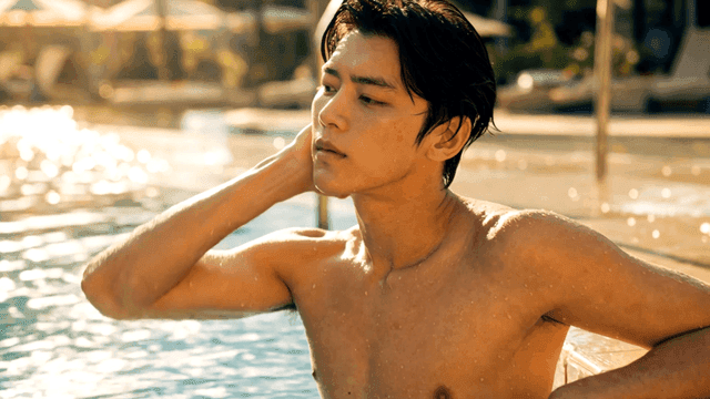 수영장 옆에서 휴식을 취하는 남성