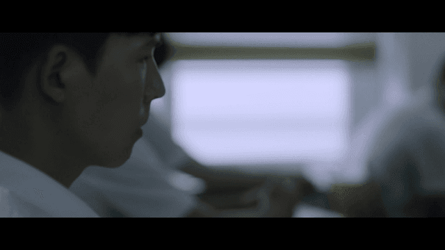 수업 중에 다른 친구를 노려보는 학생