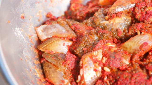 알과 고춧가루로 양념된 생선 젓갈