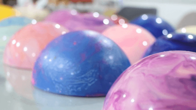 테이블 위에 진열된 다채로운 반구 모양의 초콜렛들