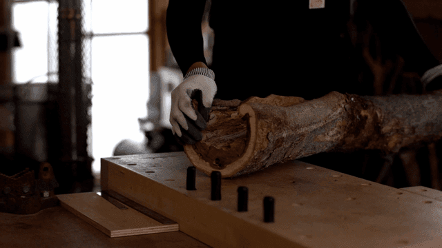 작업장에서 통나무를 다루는 목수