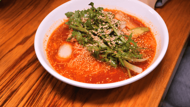 매운 비빔국수 한 그릇