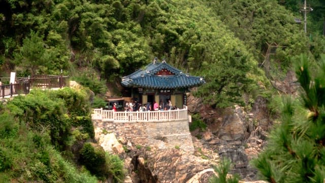 절벽 위의 사찰에 모여있는 사람들