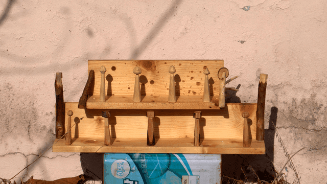 철통 위 쌓여 있는 수제 나무 선반들