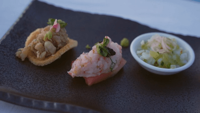 고급 전채 요리가 담긴 접시