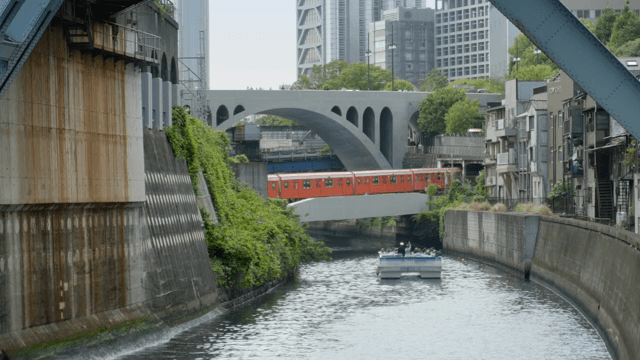 다리 아래를 지나가는 보트와 기차