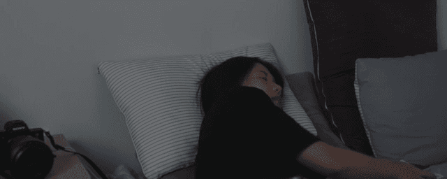 침대에서 잠을 청하는 여성