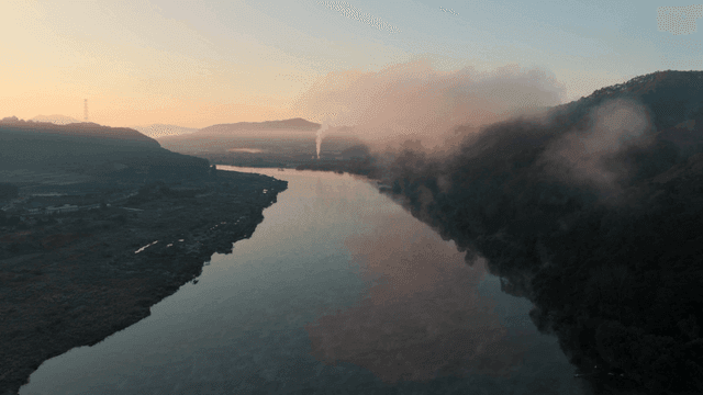 안개 낀 언덕과 고요한 새벽 강