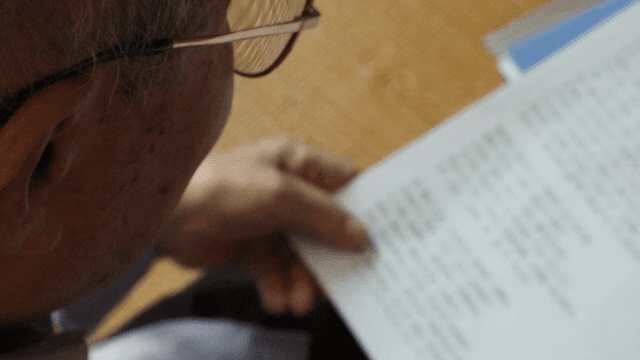 실내에서 책을 읽는 노인