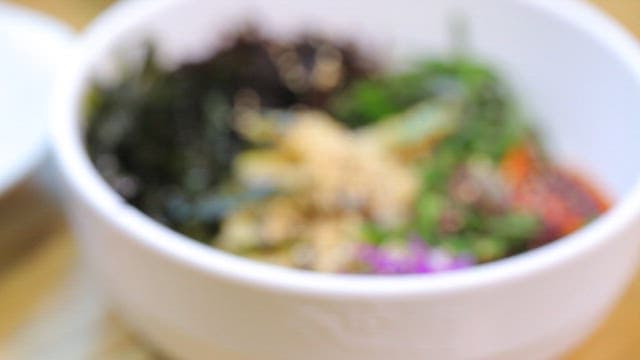 신선한 채소와 전복이 들어간 한국 비빔밥