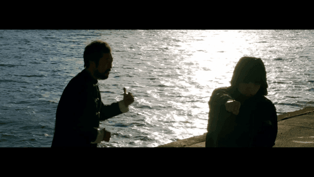 강가에서 무술을 연습하는 두 사람