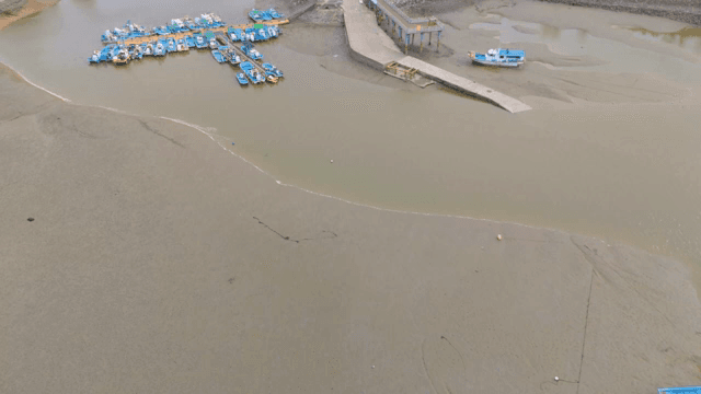 진흙 해안의 배와 플랫폼