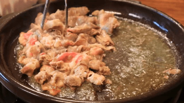 팬에서 고기가 지글지글 익는 모습