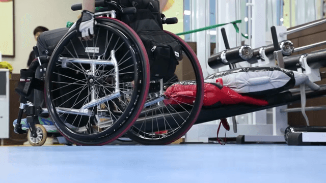 실내에서 훈련하는 휠체어 선수들