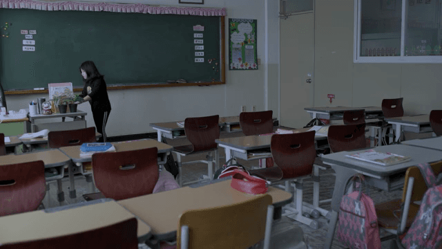 빈 교실에 들어가는 아이