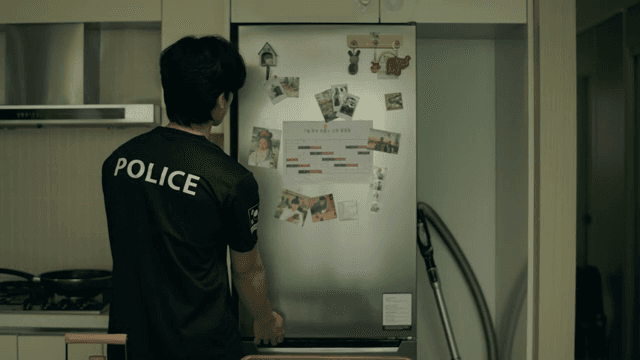 냉장고를 열어 악취를 맡는 남성