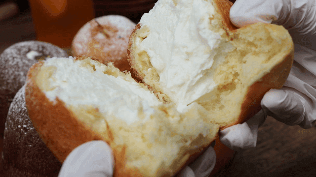 크림이 들어간 빵을 찢는 장면