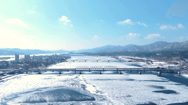 다리와 함께 눈 덮인 풍경