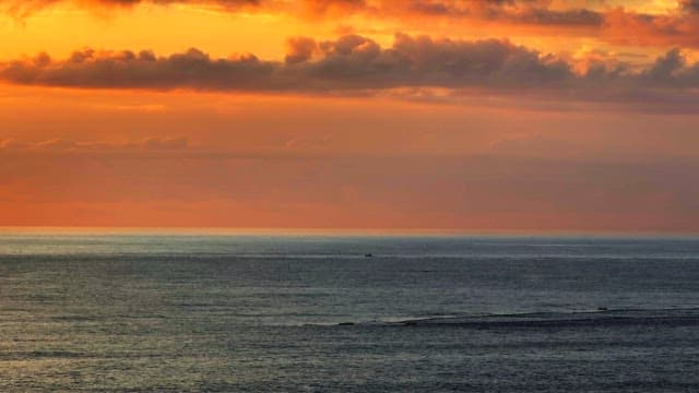 화려한 하늘이 있는 고요한 바다