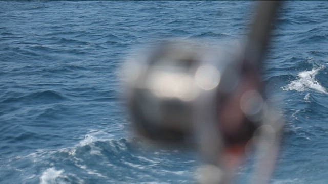 바다를 배경으로 한 낚싯대의 릴