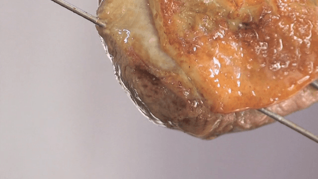 꼬치에 꽂힌 육즙 가득한 구운 오리고기