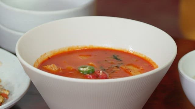 흰 그릇에 담긴 맛있어 보이는 매콤한 찌개