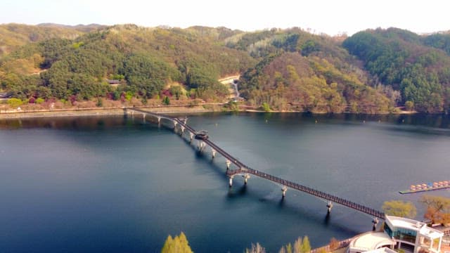 고요한 강 위의 경치 좋은 다리