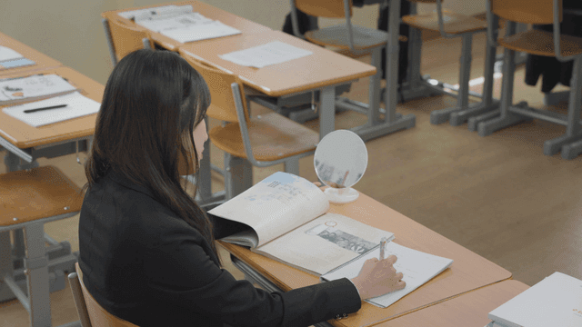 교실에서 공부하는 학생