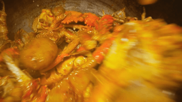 냄비에서 양념과 섞는 해산물 요리