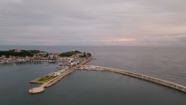 해질녘 고요한 바다와 해안 마을