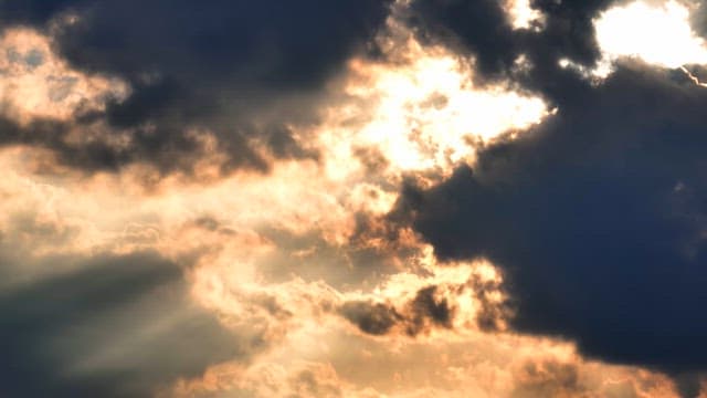 어두운 구름 사이로 비치는 햇빛