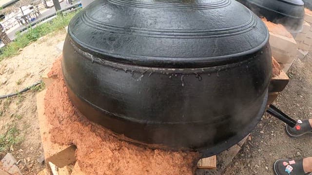 가마솥에서 끓이는 닭백숙