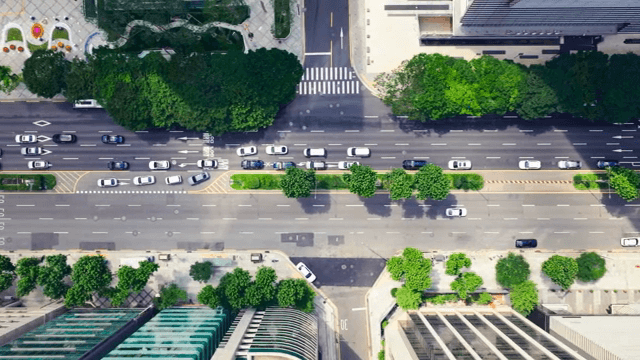 차량이 움직이는 번화한 도시 도로