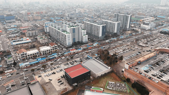 고층 건물이 있는 번화한 도시