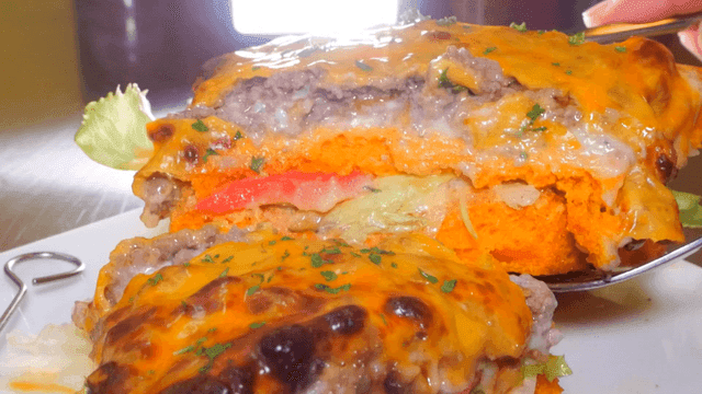 치즈가 많은 피자 모양의 햄버거의 단면