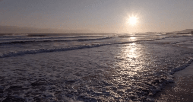 파도와 햇빛이 있는 고요한 해변