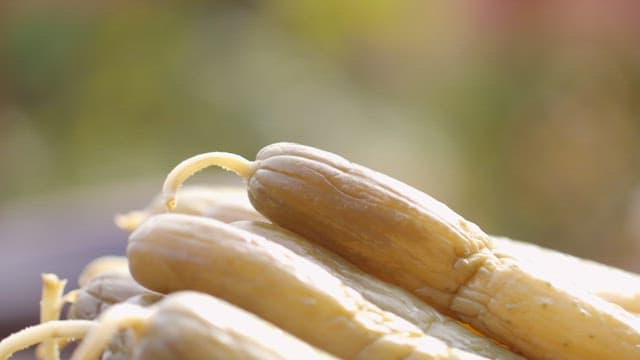 그릇에 쌓인 소금에 짭짤하게 절여진 오이