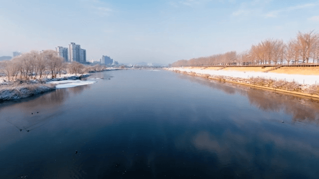 겨울 풍경의 고요한 강