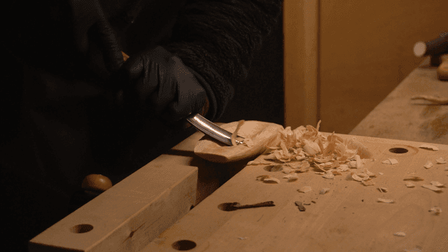 끌로 나무에 홈을 조각하는 목공예가