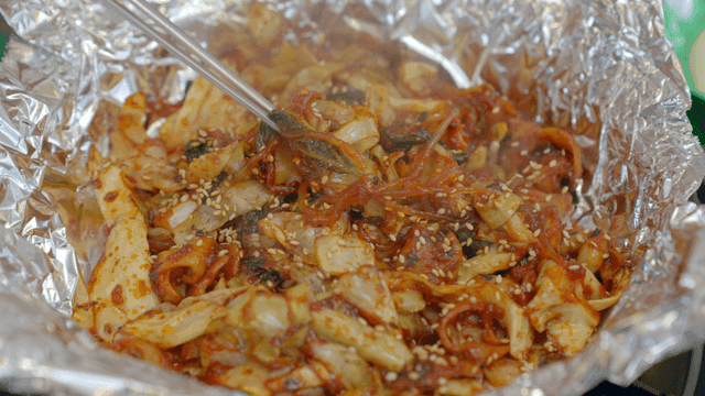 Spicy stir-fried vegetable intestines wrapped in foil