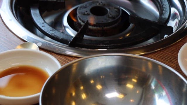 식당 테이블 위 가스레인지에 올려지는 먹음직스러운 매운탕