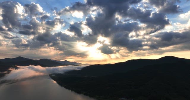 산과 강 위로 떠오르는 일출