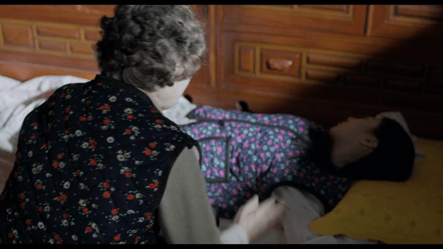 할머니가 소녀를 깨우는 장면