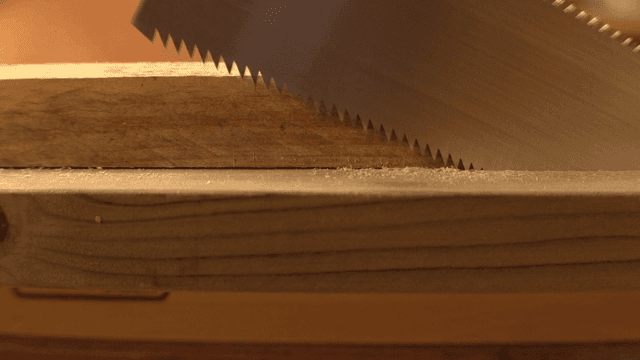 나무 판자를 자르는 톱