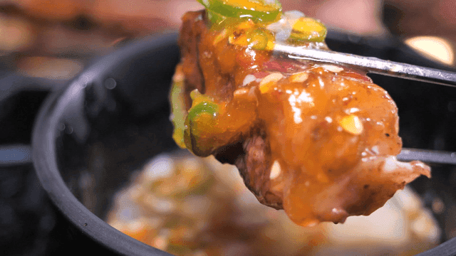 Chopsticks for holding meat dipped in sauce