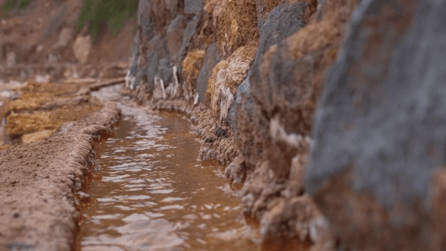 바위 지형을 따라 흐르는 작은 시내