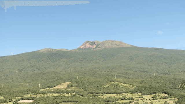 맑은 하늘 아래 펼쳐진 푸른 산