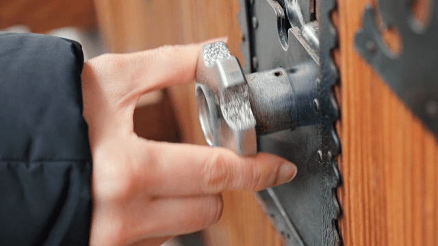 금속 뽑기 기계 손잡이를 돌리는 손