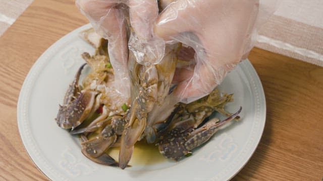 간이 잘 밴 게딱지를 뜯으면 드러나는 속살