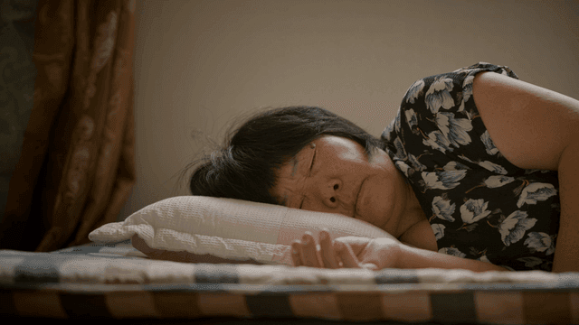 평화롭게 잠든 노인 여성